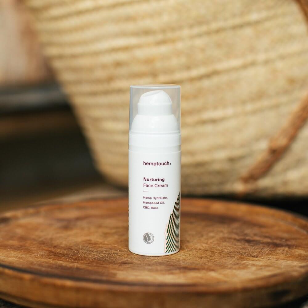 lifestyle_photo_nurturing_face_cream_en_016